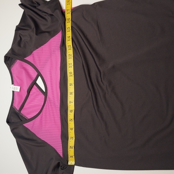 Under Armour Women’s Gray Pink Fitted Heat Gear Top Size Medium - Picture 4 of 5